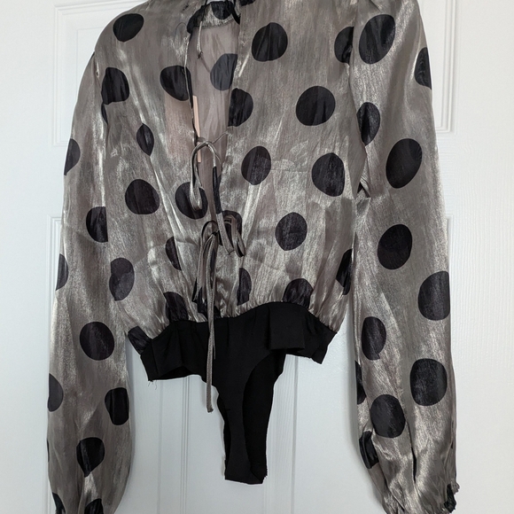 BNWT Missguided Size 2 Gold Metallic Polka Dot Open/Tie-Back Bodysuit Blouse - Picture 4 of 14